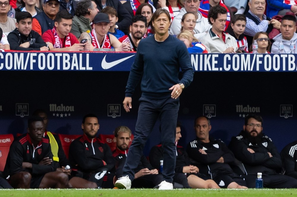 Ο Αλμέιδα στο γήπεδο ανάμεσα σε οπαδούς