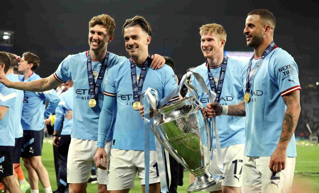 Ο Ντε Μπρόινε με τους συμπαίκτες του στην κατάκτηση του Τσάμπιονς Λιγκ από τη Σίτι