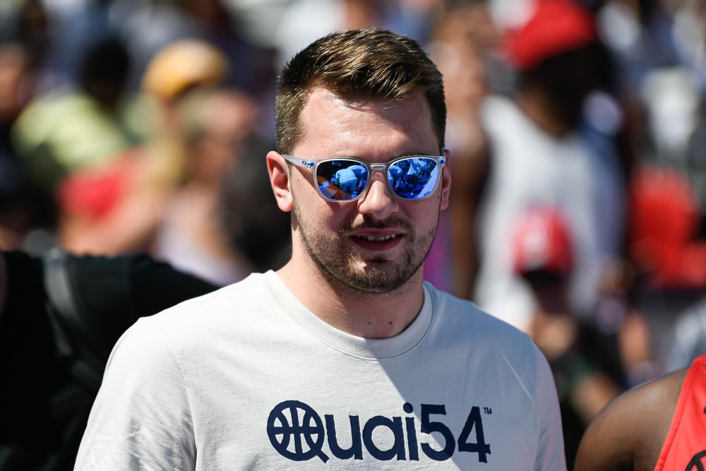 O Λούκα Ντόντσιτς φορώντας γυαλιά ηλίου