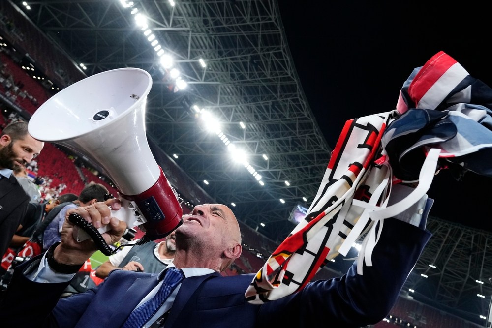 Ο Ραμόν Ροντρίγκεζ με ντουντούκα μέσα στο γήπεδο