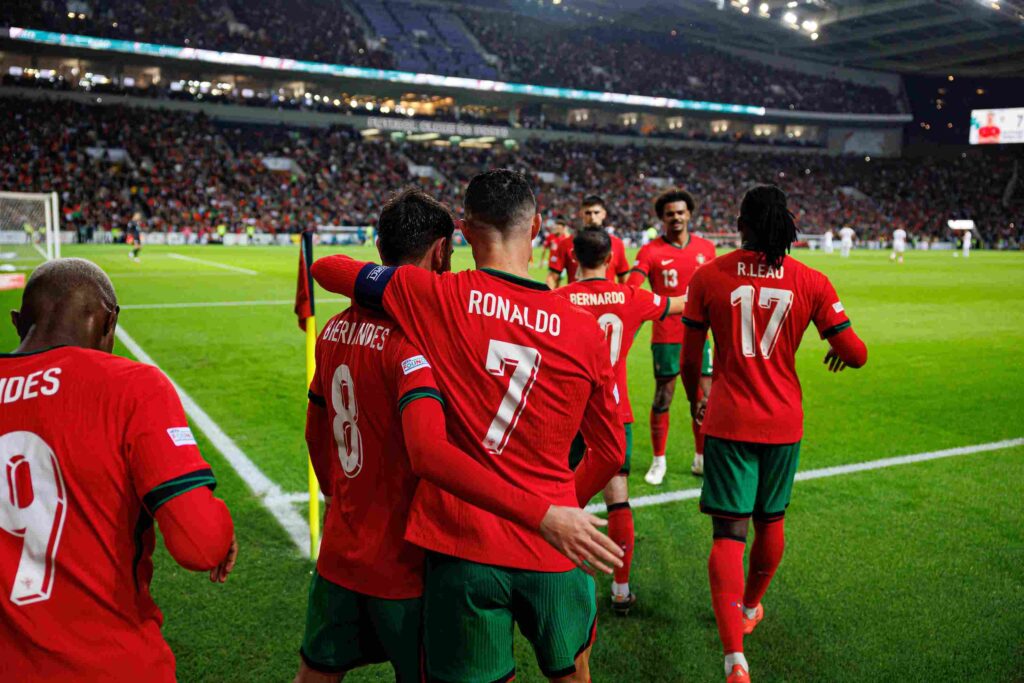 Ρονάλντο και Φερνάντες αγκαλιάζονται στο γήπεδο σε αγώνα της εθνικής ομάδας