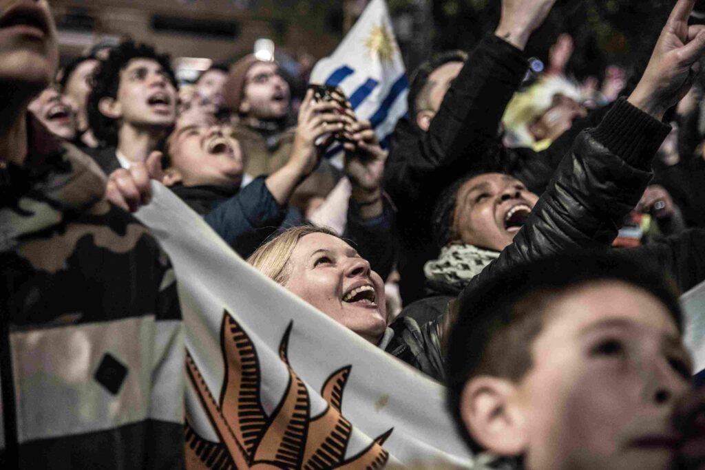 Φίλαθλοι της Ουρουγουάης πανηγυρίζουν στο γήπεδο