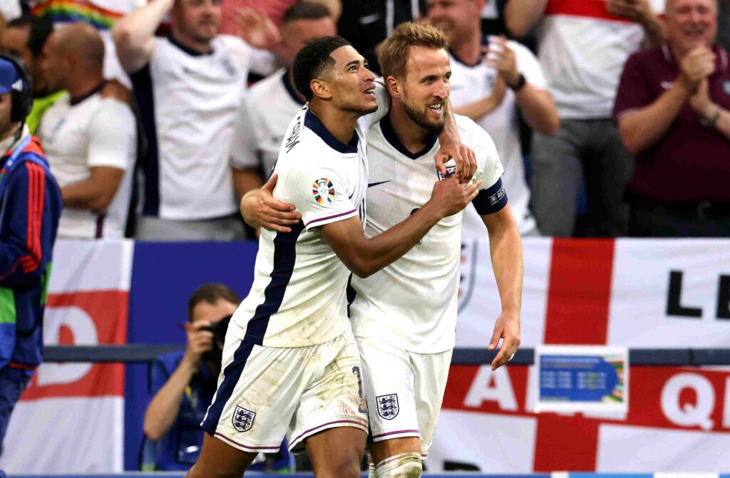 O Τζούντ Μπέλινγκχαμ αγκαλιά με τον Χάρι Κέιν στην εθνική Αγγλίας