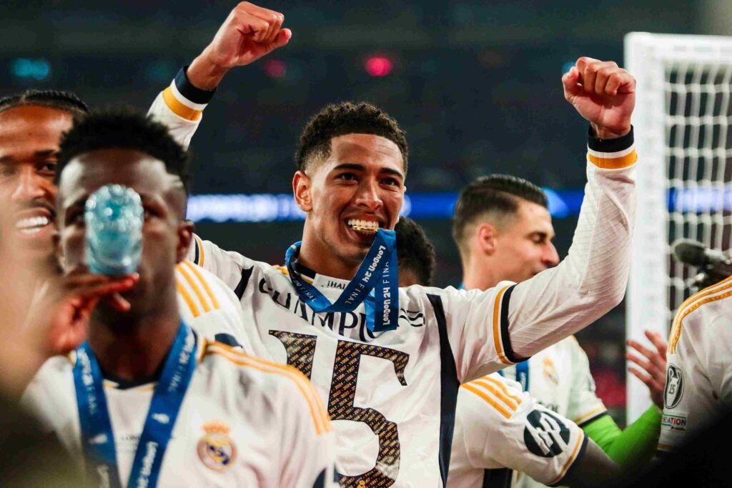 O Τζούντ Μπέλινγχκαμ με τη Ρεάλ στην κατάκτηση του Champions league. Δαγκώνει το μετάλλιο