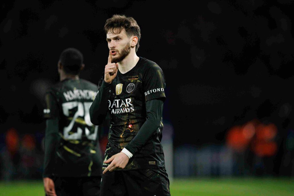 O Κβίτσα Κβαρατσκέλια με την Παρί Σεν Ζερμέν στο γήπεδο