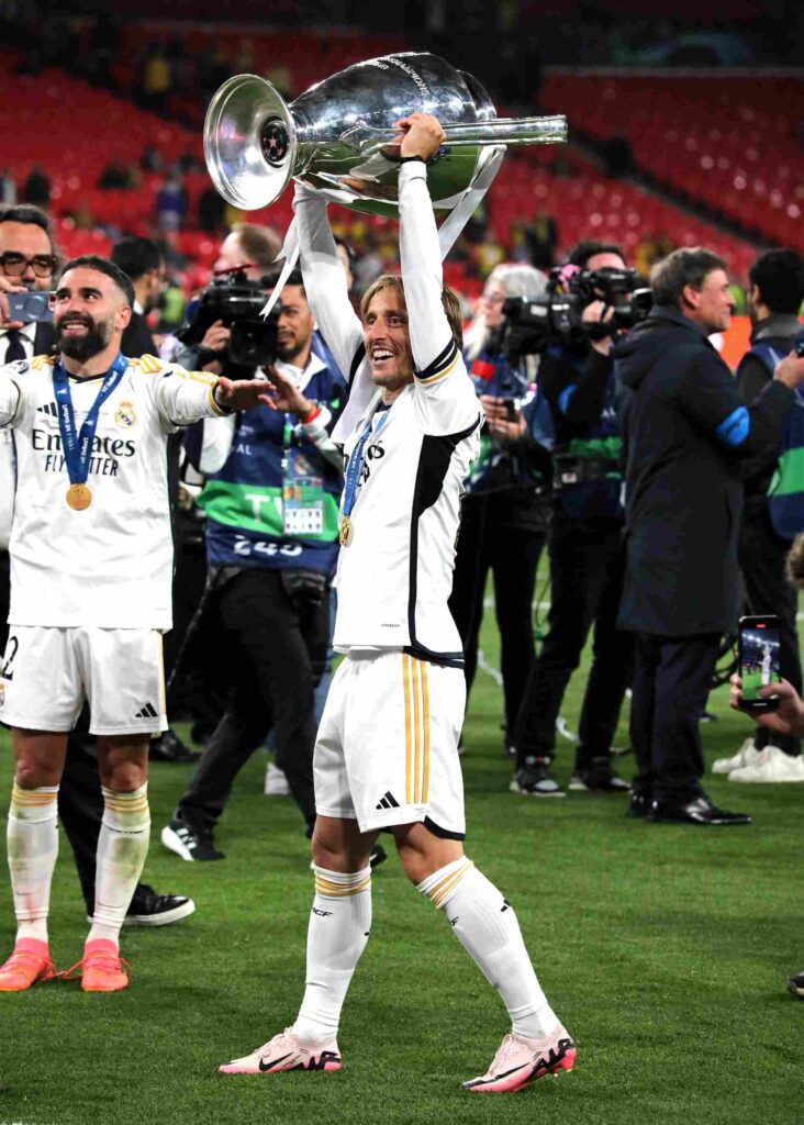 O Λούκα Μόντριτς σηκώνει το κύπελλο Τσάμπιονς Λιγκ με τη Ρεάλ