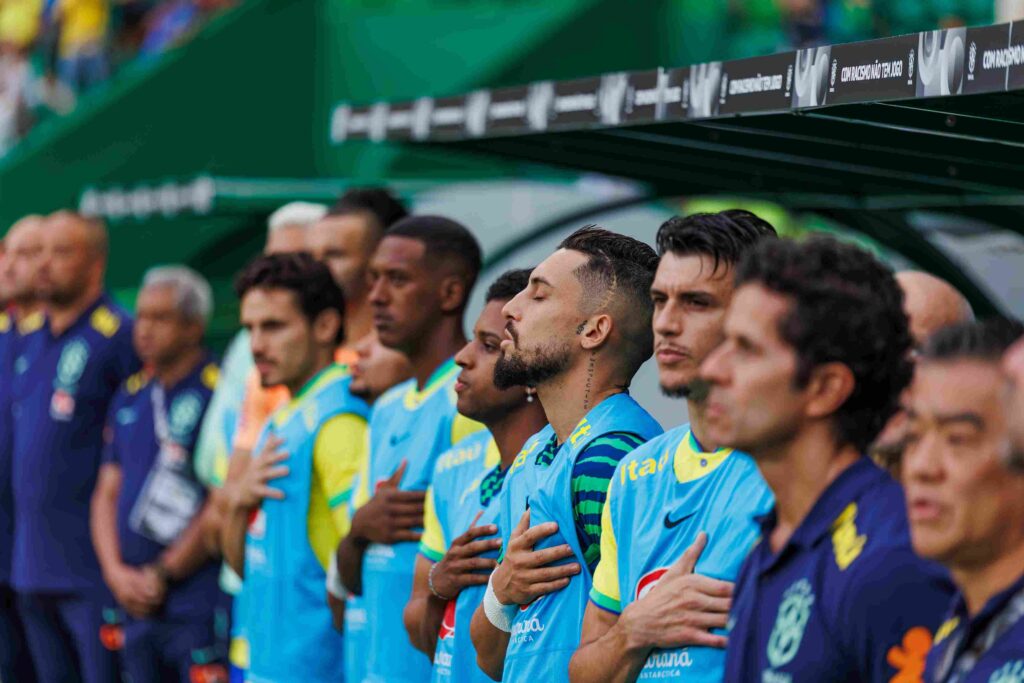 H εθνική ομάδα Βραζιλίας και ο Ραφίνια στον εθνικό ύμνο