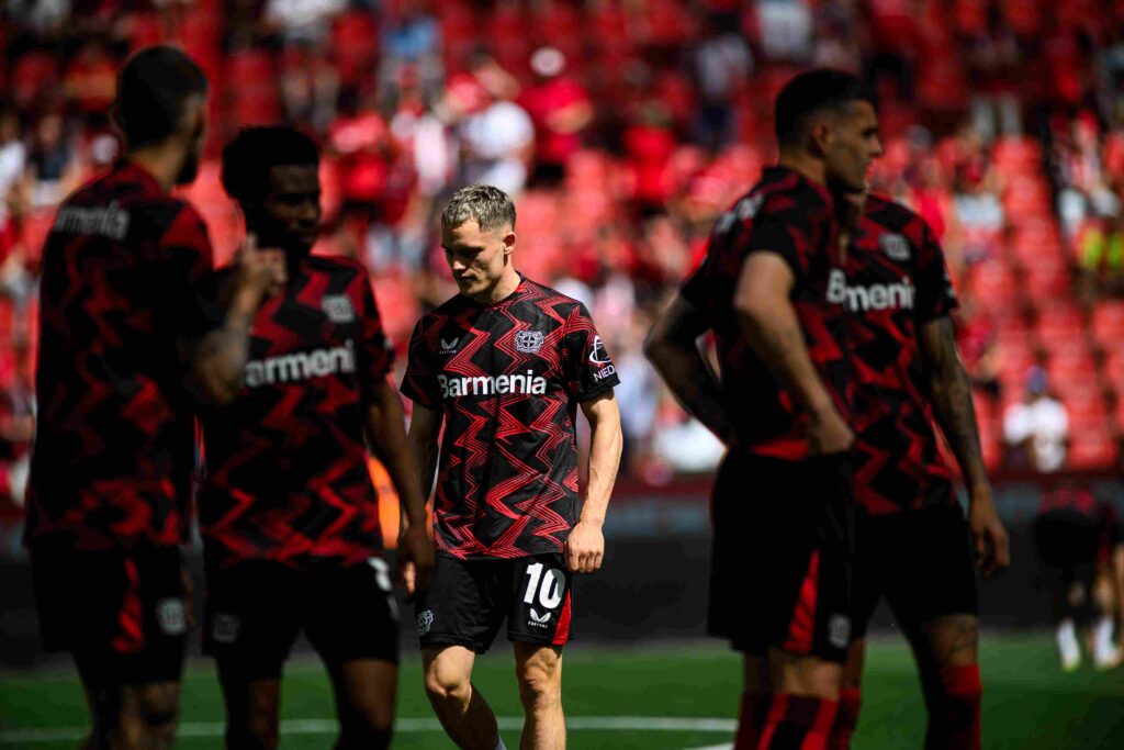 Ο Φλόριαν Βιρτς με τη φανέλα της Λεβερκούζεν στο γήπεδο