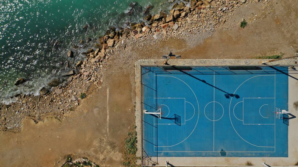 Γήπεδο μπάσκετ δίπλα σε παραλία