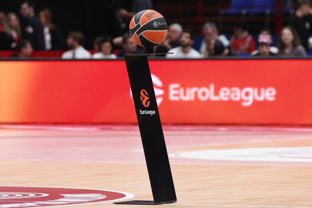 To λογότυπο της Ευρωλίγκας στο μπάνερ ενός γηπέδου μπάσκετ