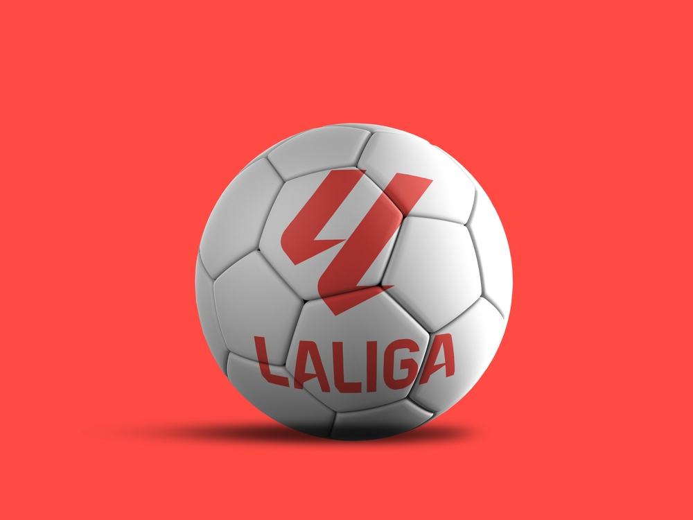 La Liga μπάλα σε κόκκινο φόντο